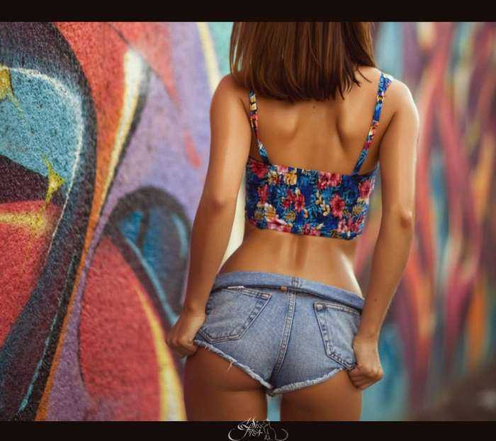 Попки в шортиках на фото