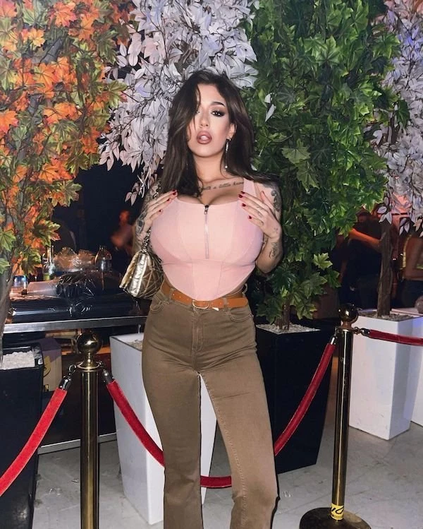 Грудастые девчонки на фото