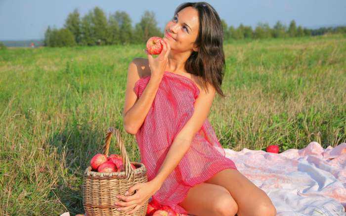 Девушки отдыхают на природе на фото