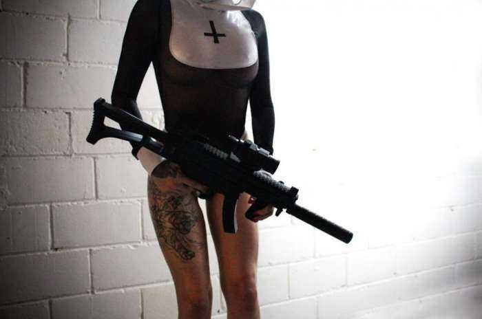 Девушки с оружием на фото