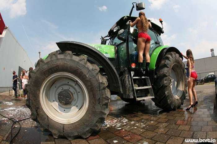 Девушки на тракторе на фото