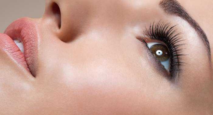 Девушки с нарощенными ресницами на фото