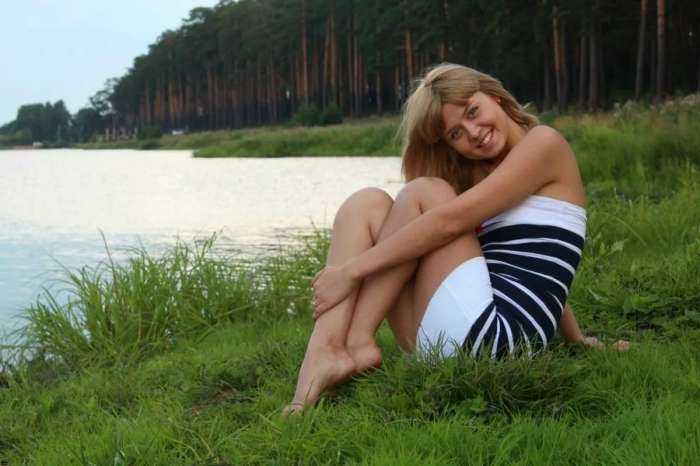 Девушки отдыхают на природе на фото