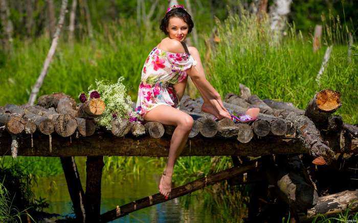 Девушки отдыхают на природе на фото