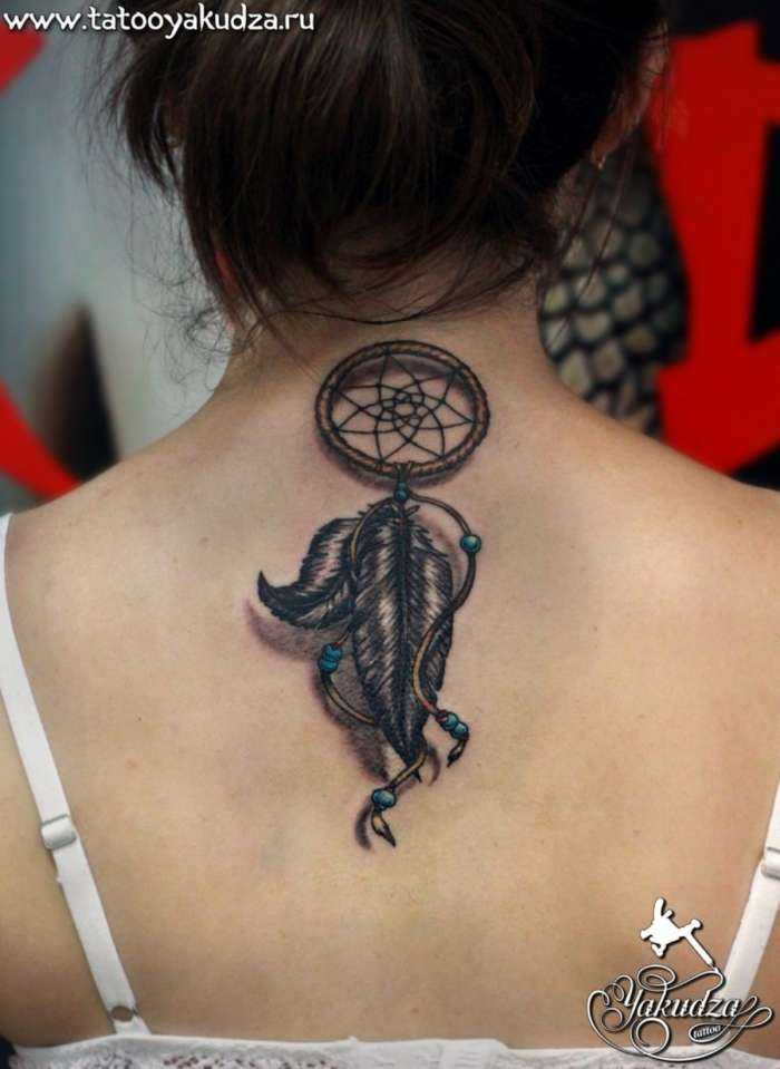Тату на спинах девушек на фото