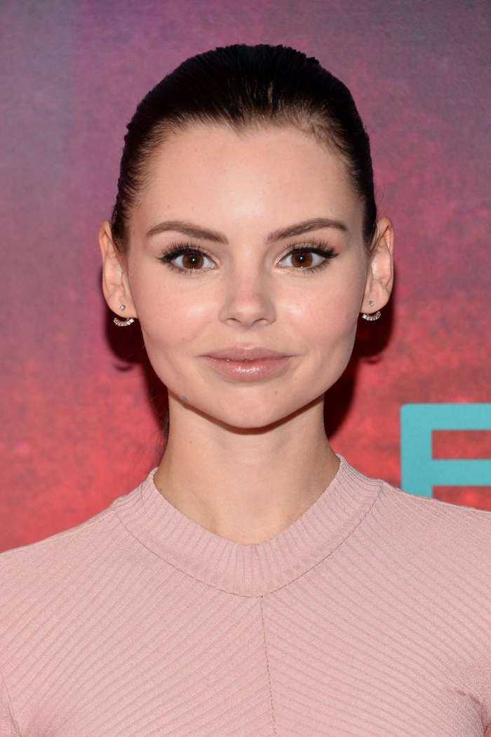 Элайн Пауэлл на фото