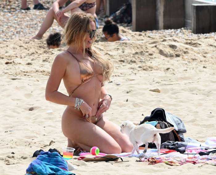 Эйслейн Хорган-Уоллас на пляже с подругами