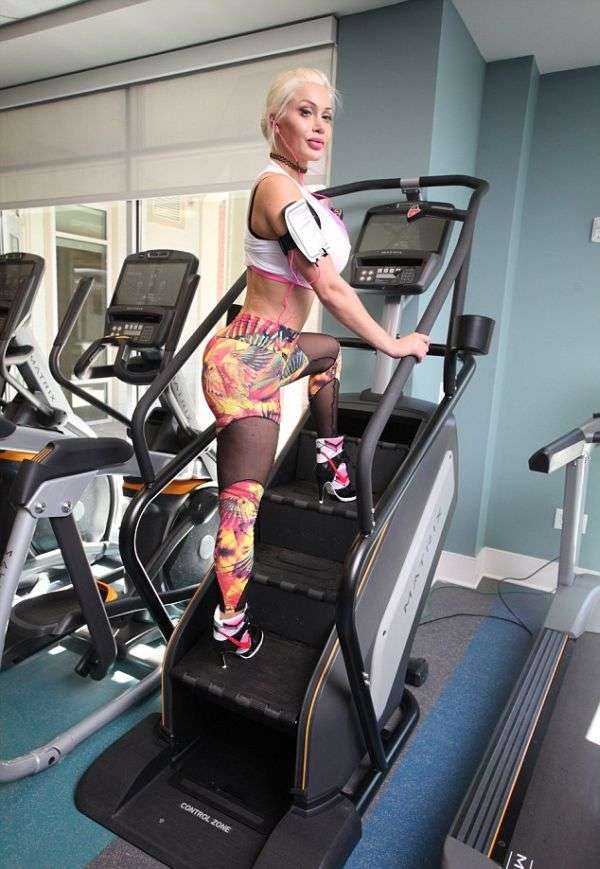 Очередная любительница пластических операций