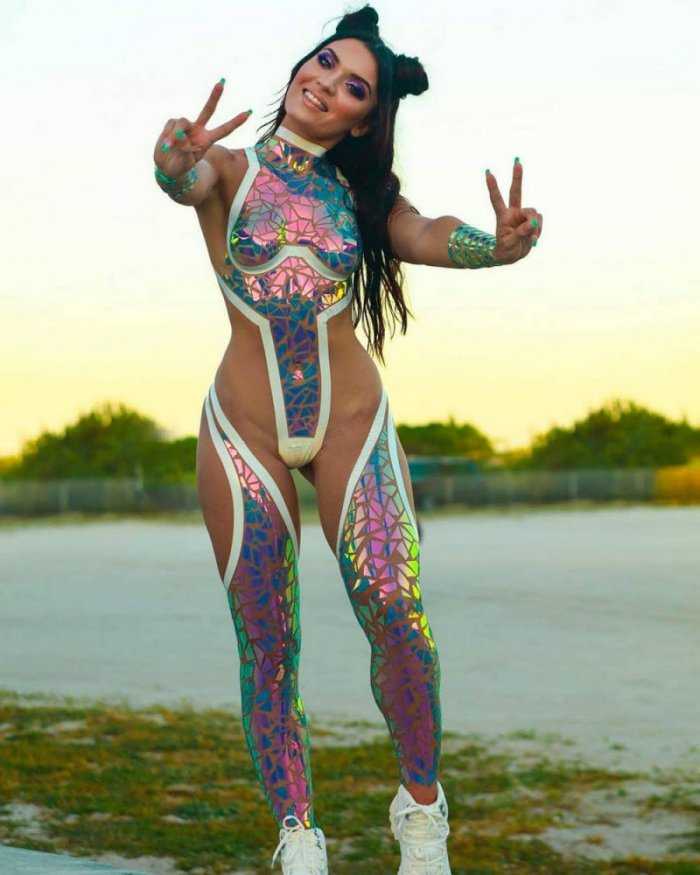 Купальники из изоленты не теряют популярности на фото