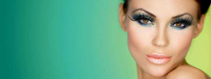 Девушки с нарощенными ресницами на фото