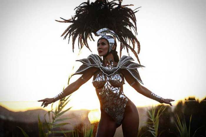 Купальники из изоленты не теряют популярности на фото