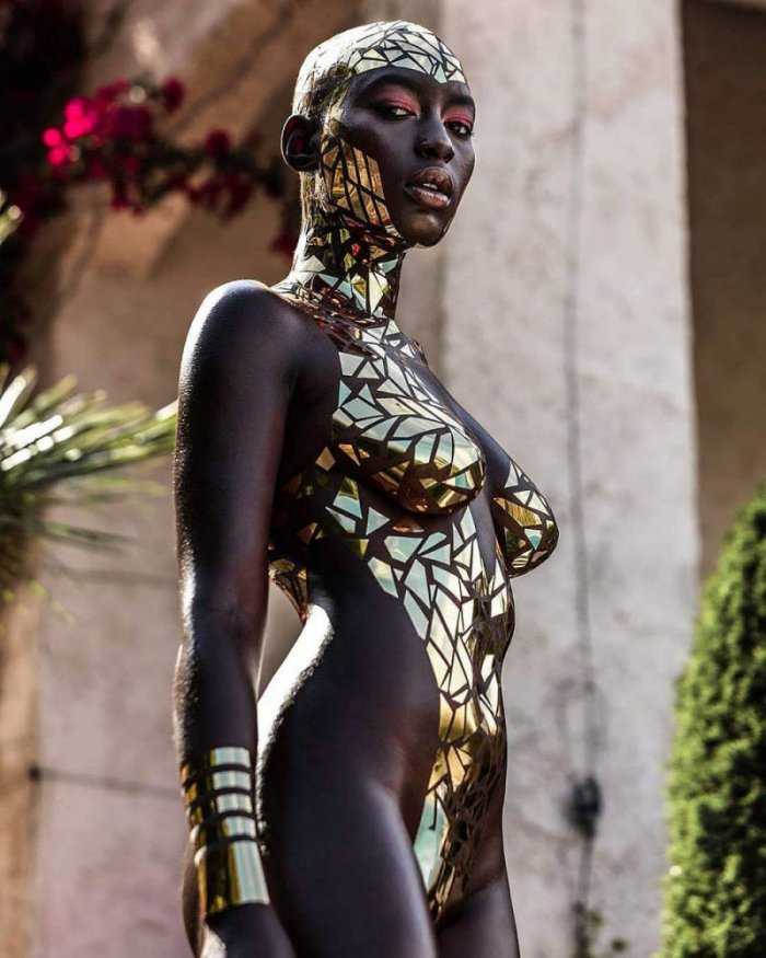 Купальники из изоленты не теряют популярности на фото