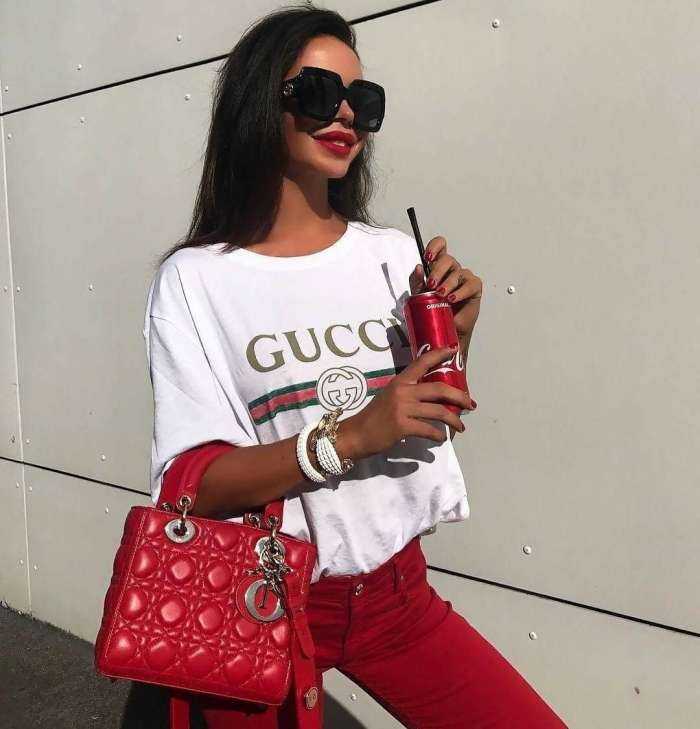 Леди в красном на фото