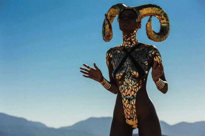 Купальники из изоленты не теряют популярности на фото