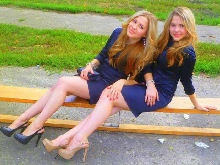 Девушки близняшки на фото