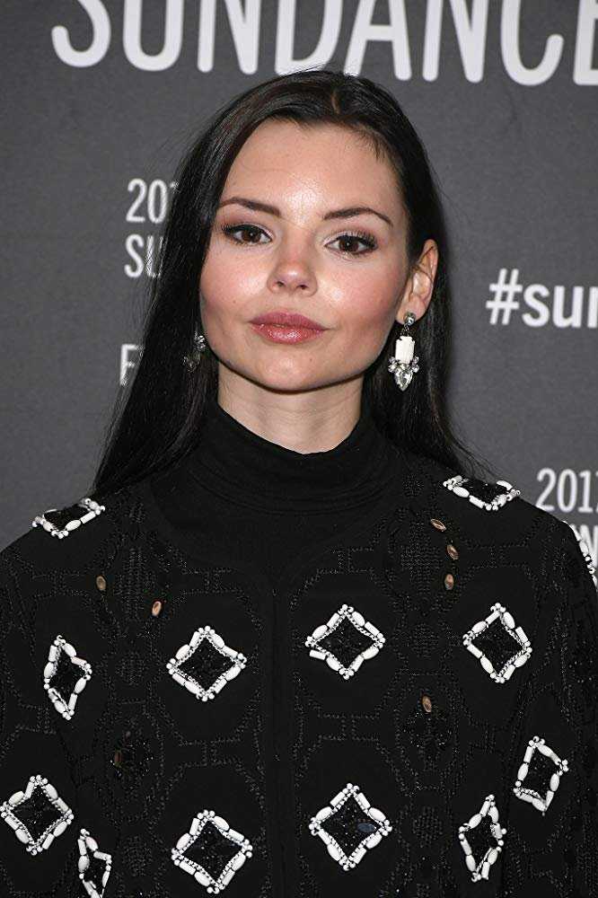 Элайн Пауэлл на фото