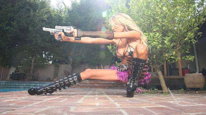 Девушки с оружием на фото