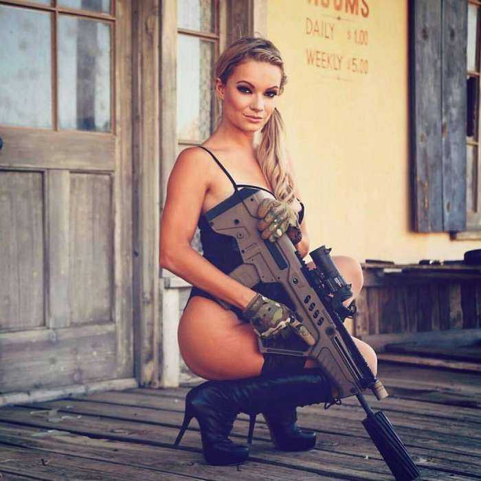 Девушки с оружием на фото