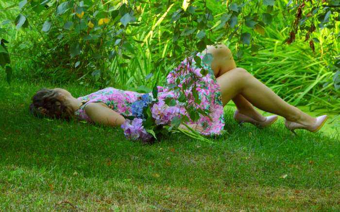 Девушки отдыхают на природе на фото