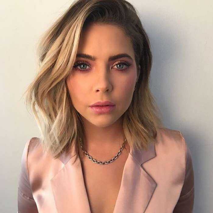 Эшли Бенсон на фото