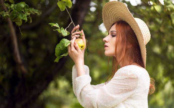 Девушки с яблоком на фото