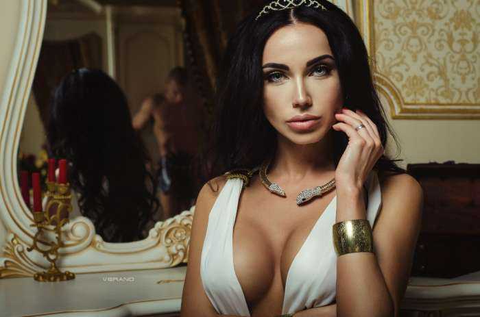 Девушки с глубоким декольте на фото