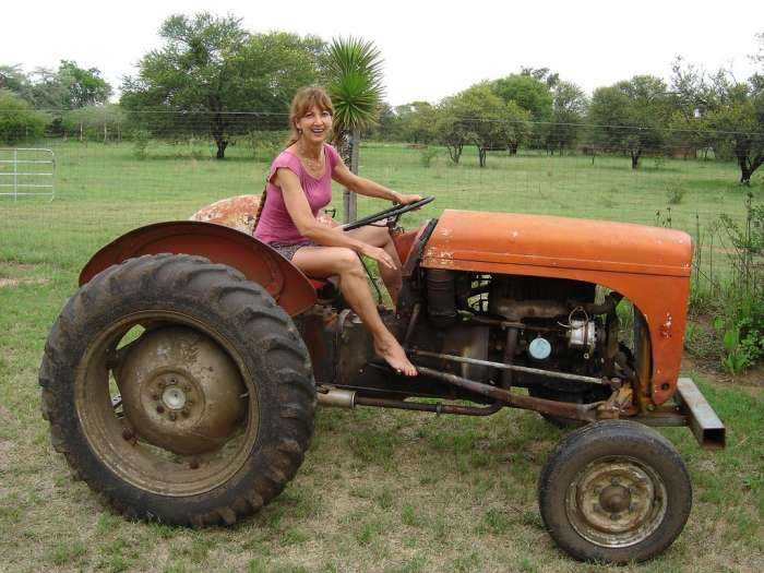 Девушки на тракторе на фото