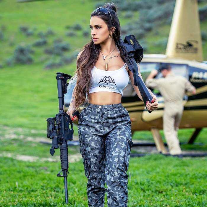 Девушки с оружием на фото