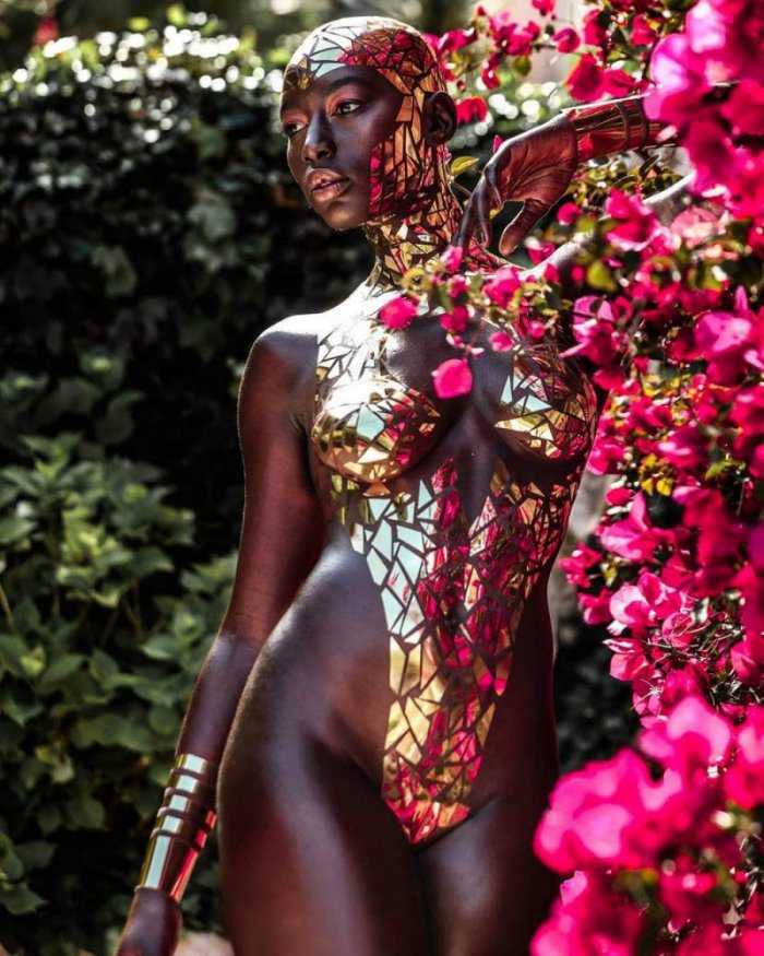 Купальники из изоленты не теряют популярности на фото