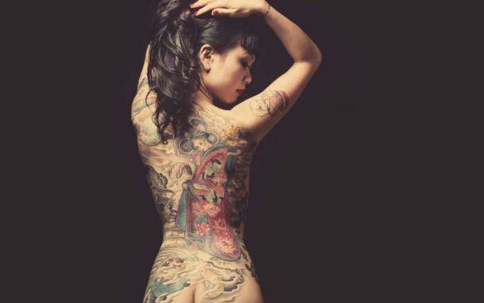 Тату на спинах девушек на фото