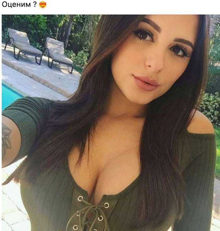 Девушки с глубоким декольте на фото