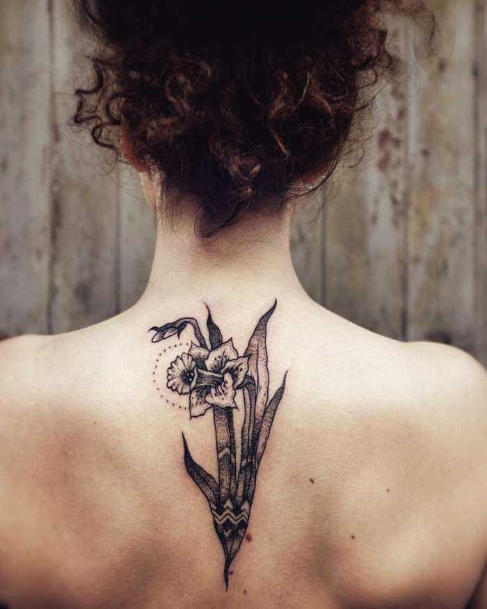 Тату на спинах девушек на фото