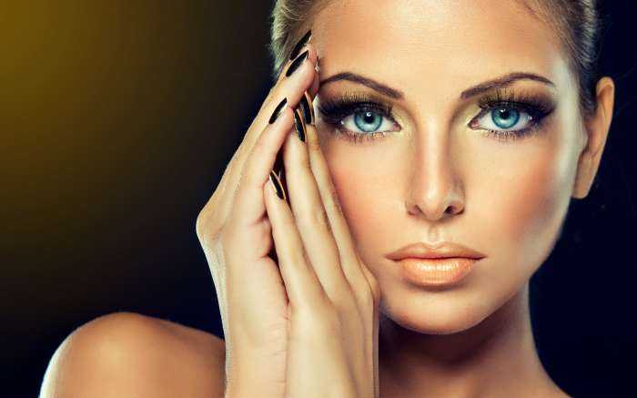 Девушки с нарощенными ресницами на фото