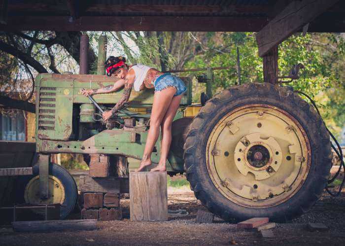 Девушки на тракторе на фото