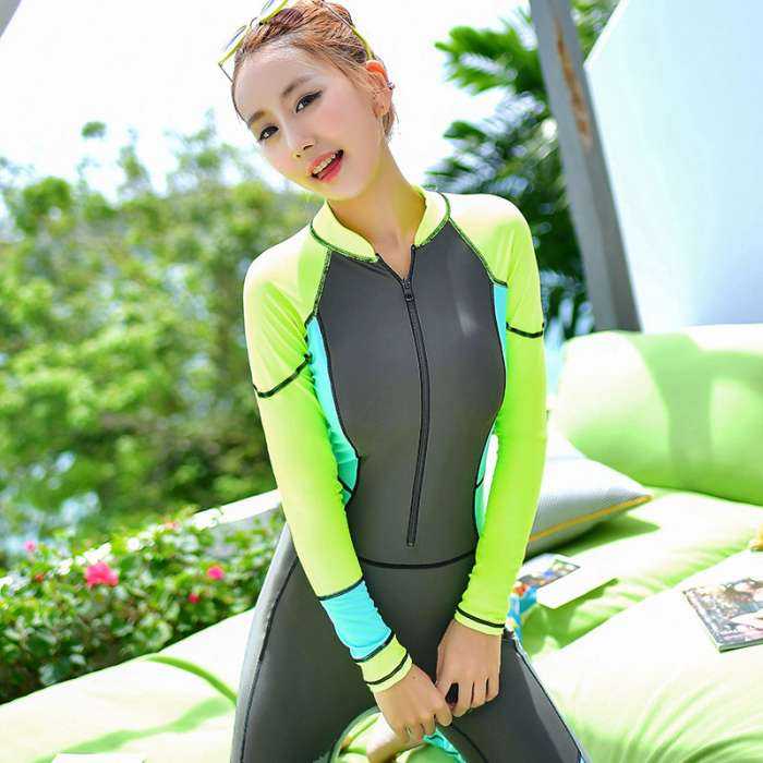 Девушки в гидрокостюмах на фото