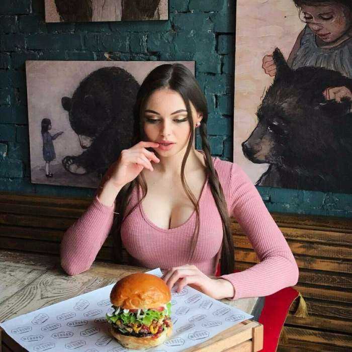 Девушки с глубоким декольте на фото