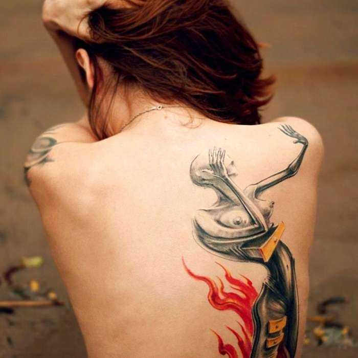 Тату на спинах девушек на фото