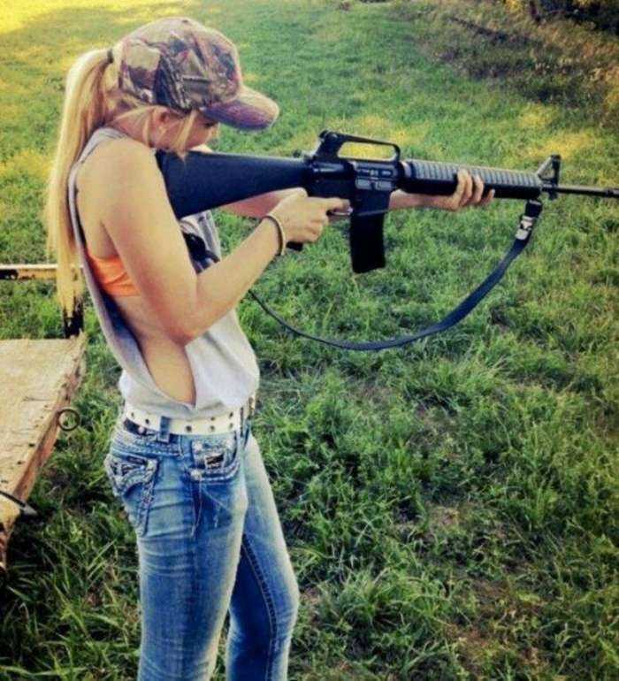 Шикарные красотки с оружием на фото