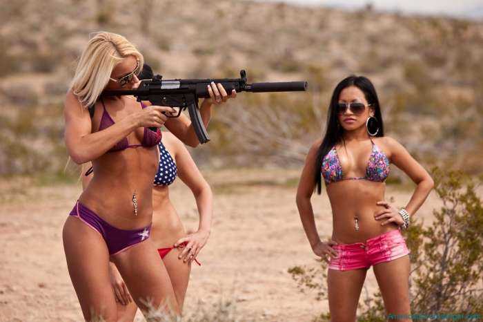 Шикарные красотки с оружием на фото
