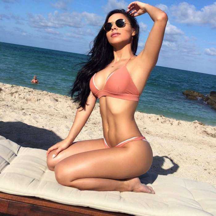 Красотки в купальниках на фото