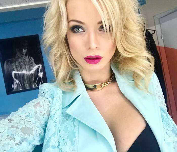 Девушки с глубоким декольте на фото