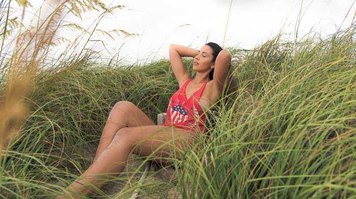 Девушки отдыхают на природе на фото