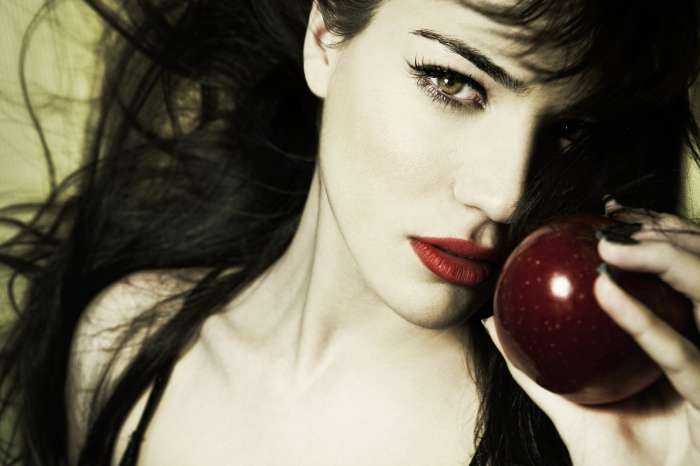 Девушки с яблоком на фото