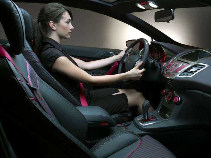Женщины за рулем на фото