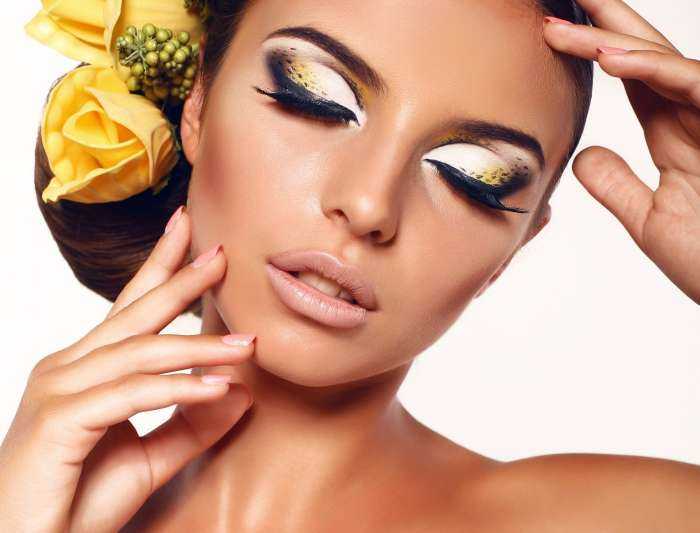 Девушки с нарощенными ресницами на фото