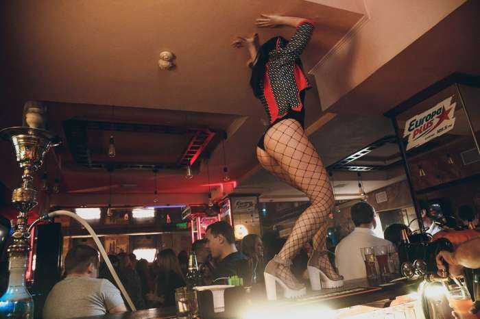 Пикантные дамочки в баре