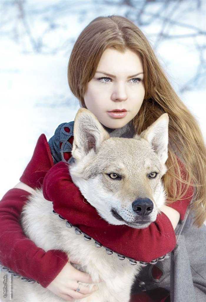 Волки и девушки на фото
