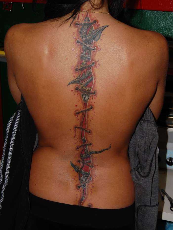 Тату на спинах девушек на фото