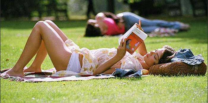 Девушки отдыхают на природе на фото