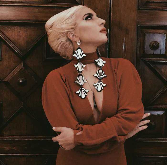 Леди в красном на фото